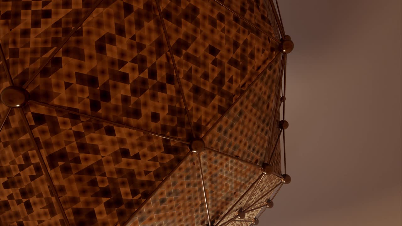 금속으로 만들어진 기하학적 구조의 클로즈업으로 갈색 타일로 여 있습니다.