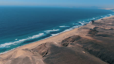 在 fuerteventura 島的 cofete 自然公園上空拍攝,可以看到其美麗的海灘和當地美麗的山脈