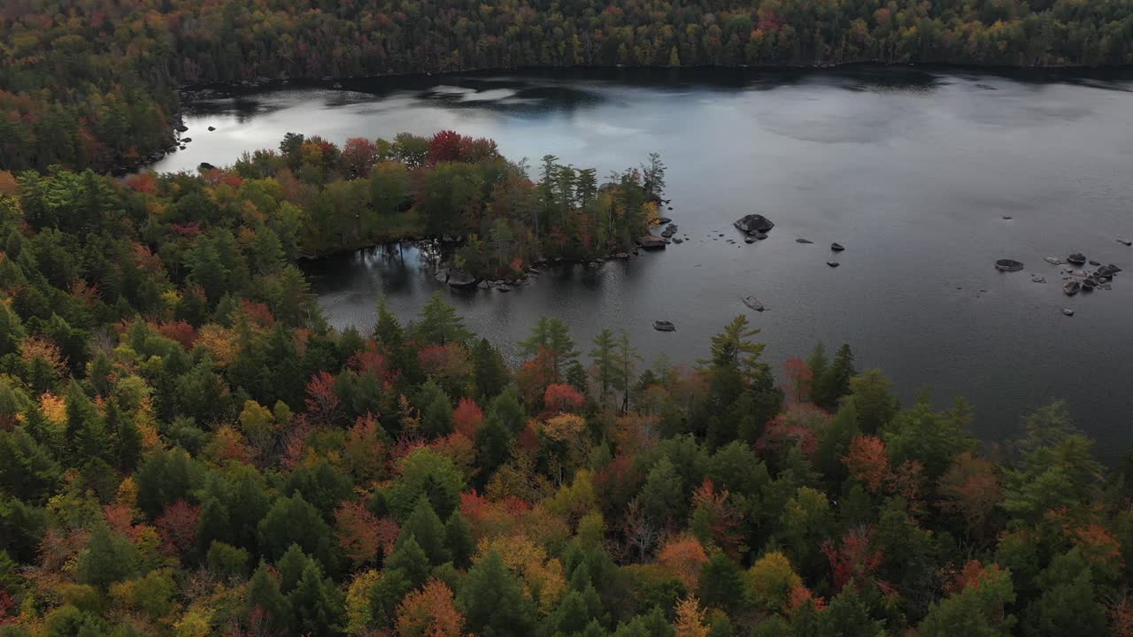 vista aérea de la pintoresca costa del lago y el bosque colorido en la noche de otoño en maine usa, disparo de drones