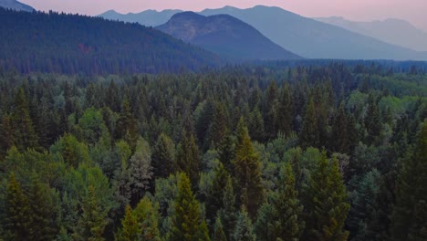 Berge-Und-Wald-An-Einem-Rauchigen-Abend-Mit-Straße