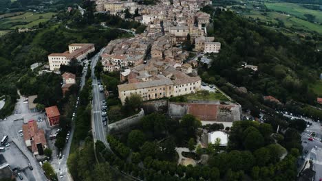 Aerial-view-tilting-up-to-reveal-Montepulciano,-Tuscany-in-Italy's-more-isolated-countryside