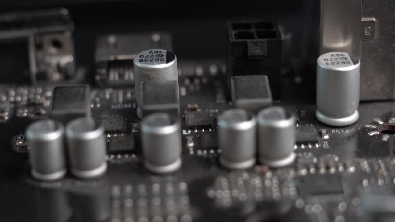 Scheda madre di un vecchio computer da workstation, macro ravvicinata di componenti elettronici