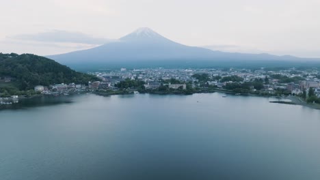 Toma-Orbital-Del-Magnífico-Lago-Kawaguchi-Frente-A-La-Montaña-Fuji-De-Gran-Altura,-Japón