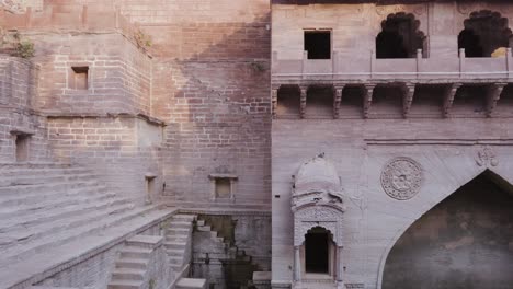 antigua piedra roja arquitectura stepwell única en el día desde diferentes ángulos ángulo de vídeo se toma en toorji ka jhalra o stepwell jodhpur rajasthan india