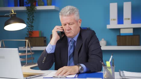 hombre de negocios haciendo una llamada enojada y agresiva por teléfono.
