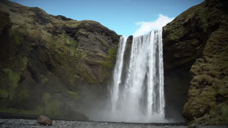 Skogafoss-Wasserfall-In-Island