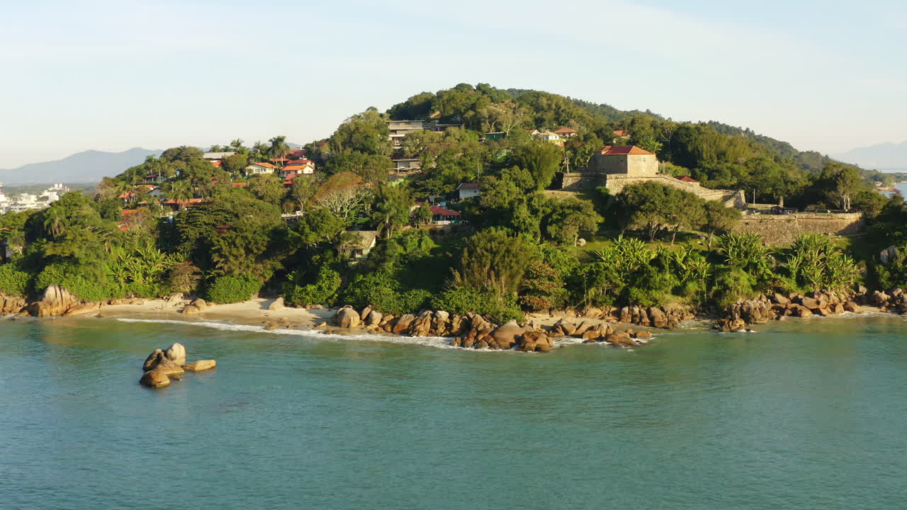 hermosa costa rocosa brasileña al atardecer, jurere internacional, florianópolis, santa catarina, brasil