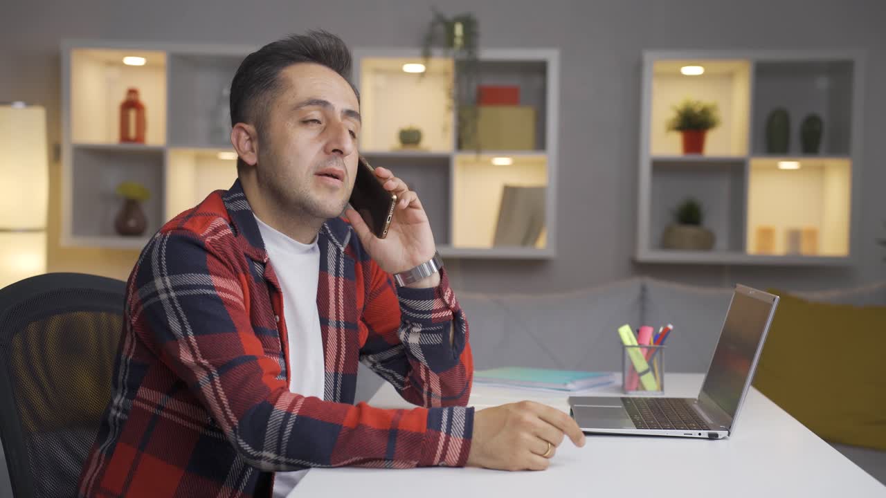 남자가 아내와 전화로 논쟁하고 있습니다.