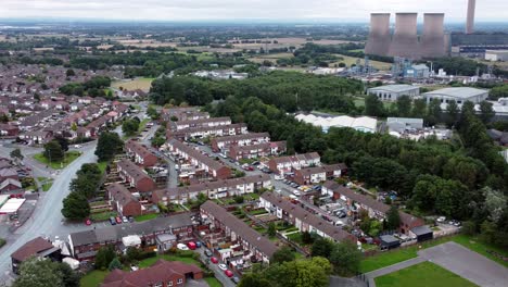 Vista-Aérea-Del-Barrio-Residencial-Industrial-Británico-A-Través-De-La-Estación-De-Energía,-Casas-Y-Calles-Suburbanas,-Amplia-órbita-Izquierda