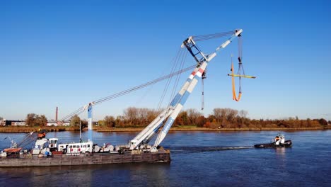 Grúa-Flotante-Y-Remolcador-En-El-Río-En-Barendrecht,-Países-Bajos