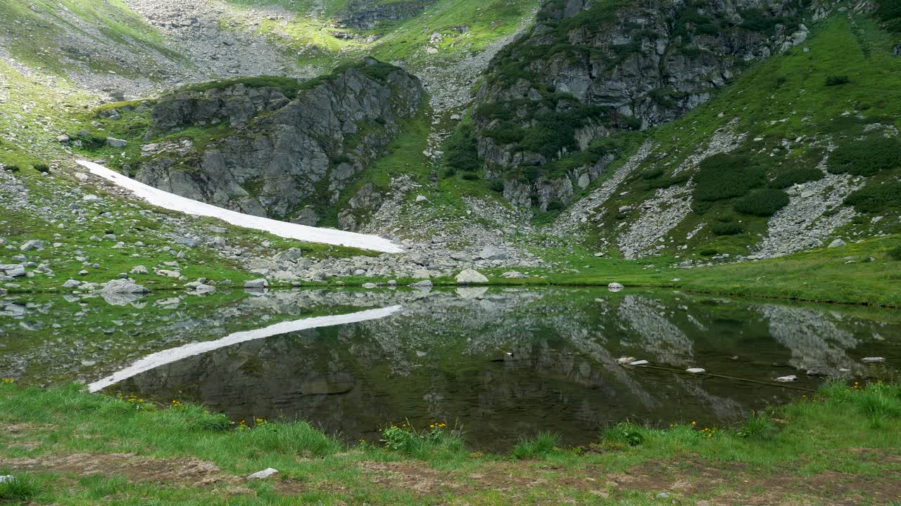 Parco Naturale dei Monti Maramures con riflessi su uno specchio d'acqua, Romania
