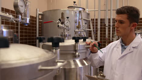 trabajador de la cervecería comprobando los barriles