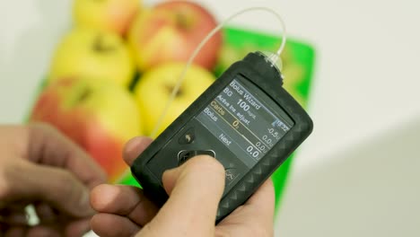 hombre diabético con una bomba de insulina conectada en su abdomen y sosteniendo la bomba de insulina en sus manos. concepto de diabetes.
