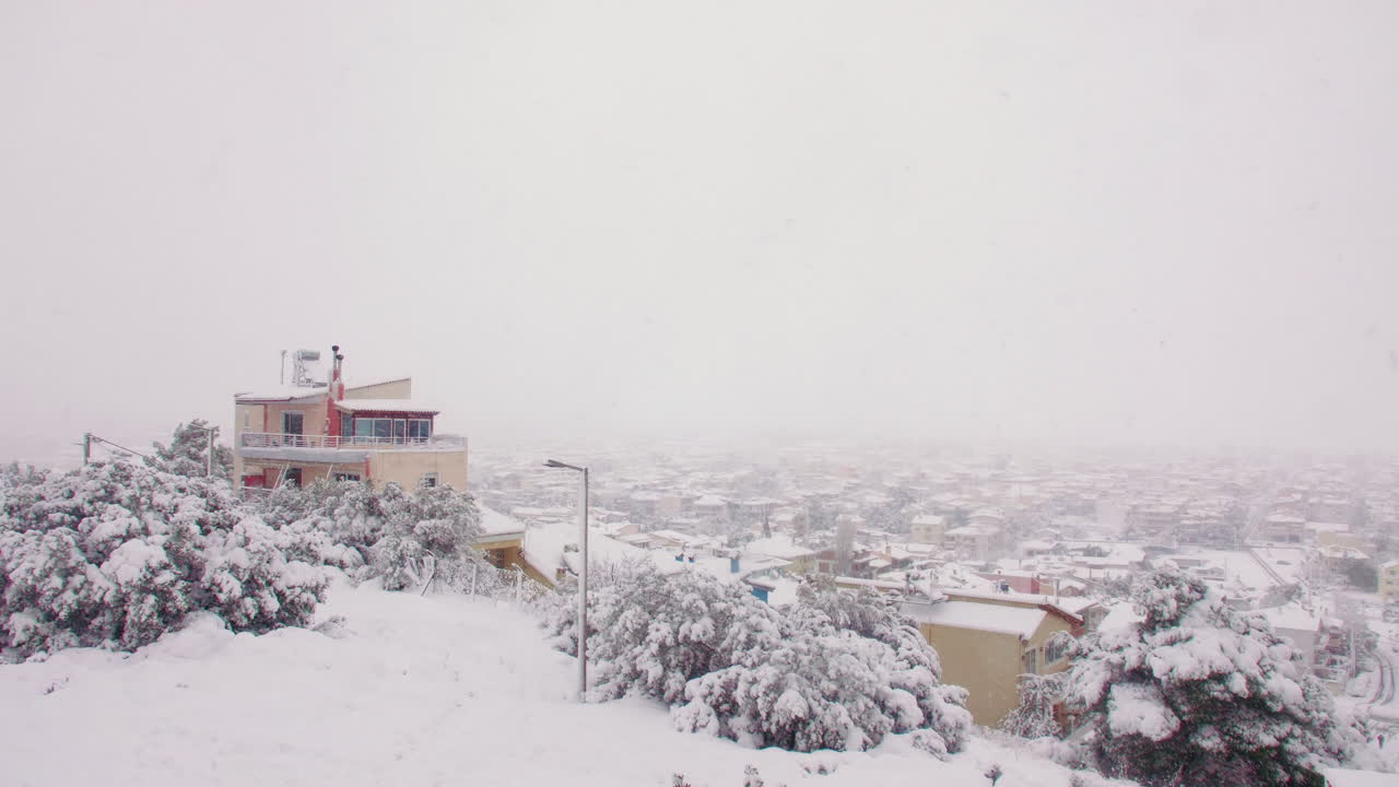 희귀 한 겨울 medea 하얀 눈 덮힌 얼음 도시 그리스 이웃 건물 강설 장면