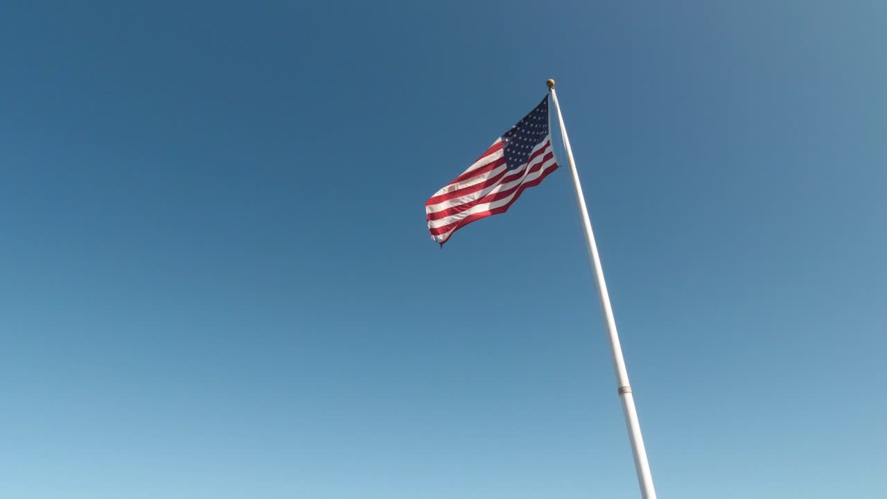 bandera de los estados unidos contra el cielo azul en el puente golden gate vista point south, california, estados unidos