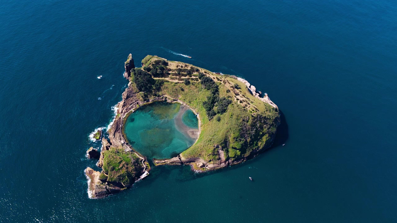 Vista aerea dell'isolotto vulcanico di Vila Franca do Campo al largo della costa dell'isola di São Miguel nelle Azzorre, Portogallo