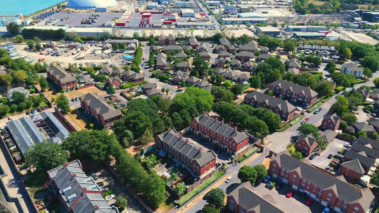 Marchwood è un villaggio dell'Hampshire sul Southampton Water, vicino alla New Forest, che presenta complessi residenziali, cantieri navali locali e un importante porto militare in una soleggiata giornata estiva con erba secca