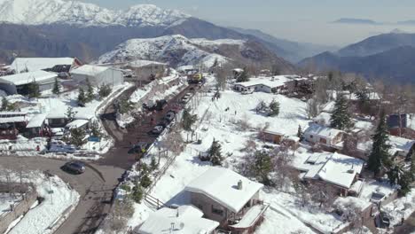 toma aérea en órbita de una aldea nevada de farellones con la cordillera andina