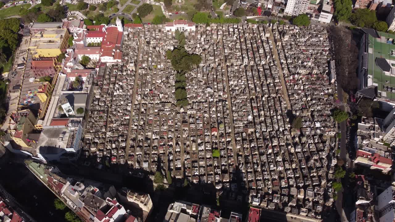 воздушный круг сверху вниз над огромным кладбищем реколета в буэнос-айресе, аргентина