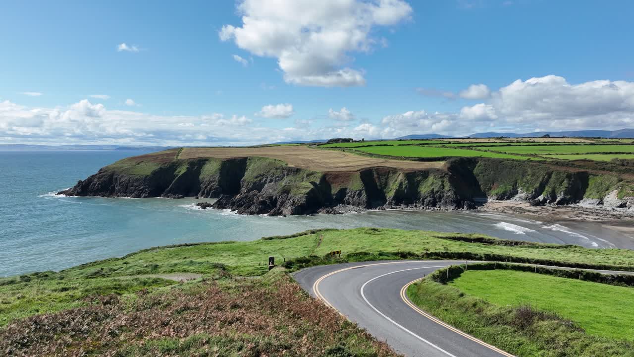 아일랜드의 해안에서 비행하는 드론 해안 도로 kilmurrin cove 구리 해안 워터포드 여름날