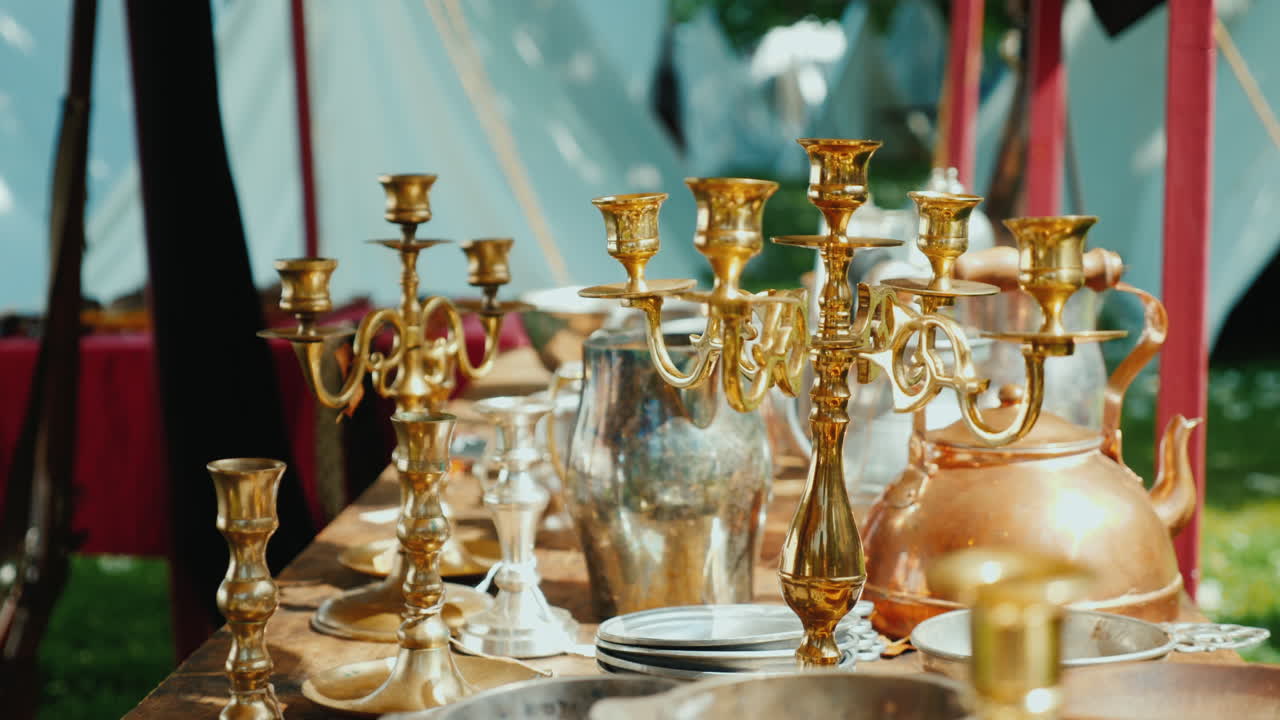 골동품 야외 텐트의 골동품 요리 촛대 및 기타 항목