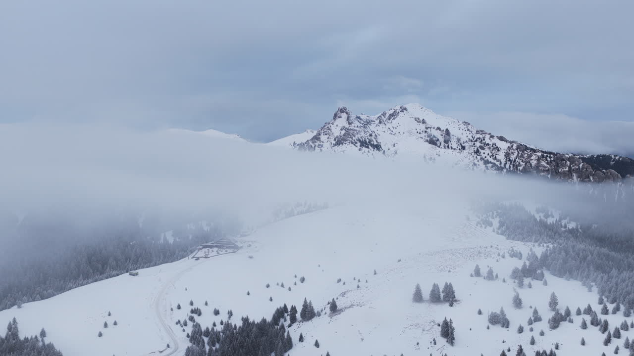 Pemandangan drone udara panorama lanskap musim dingin di pegunungan. Transylvania, Gunung Ciucas di Rumania
