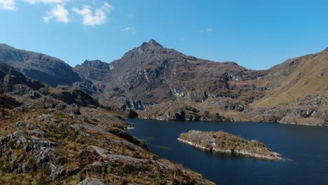 4K-Luftdrohnenaufnahmen-über-Der-4.-Lagune-Von-Pichgacocha-Aus-Ambo,-Huanuco,-Peru-In-Den-Anden