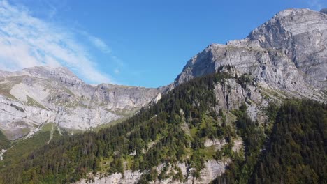 Volando-De-Lado-Junto-A-Una-Cadena-Montañosa-En-Los-Alpes-Franceses