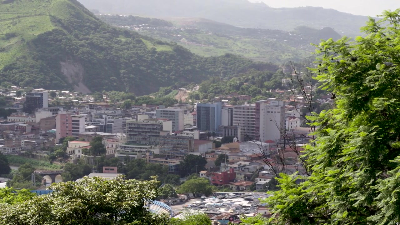 Vista del centro di Tegucigalpa circondato da alte montagne verdi. Honduras.