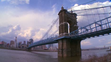 Un-Puente-Sobre-El-Río-Ohio-Conduce-A-Cincinnati-Ohio-En-Un-Lapso-De-Tiempo