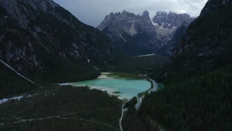 lago di landro, dolomitas, parque nacional de los tres picos, tirol del sur, italia, septiembre de 2021