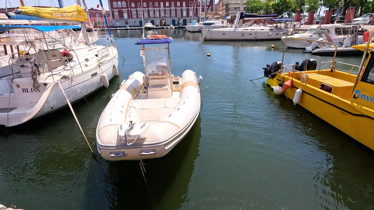 yates y barcos atracados en el puerto de nápoles