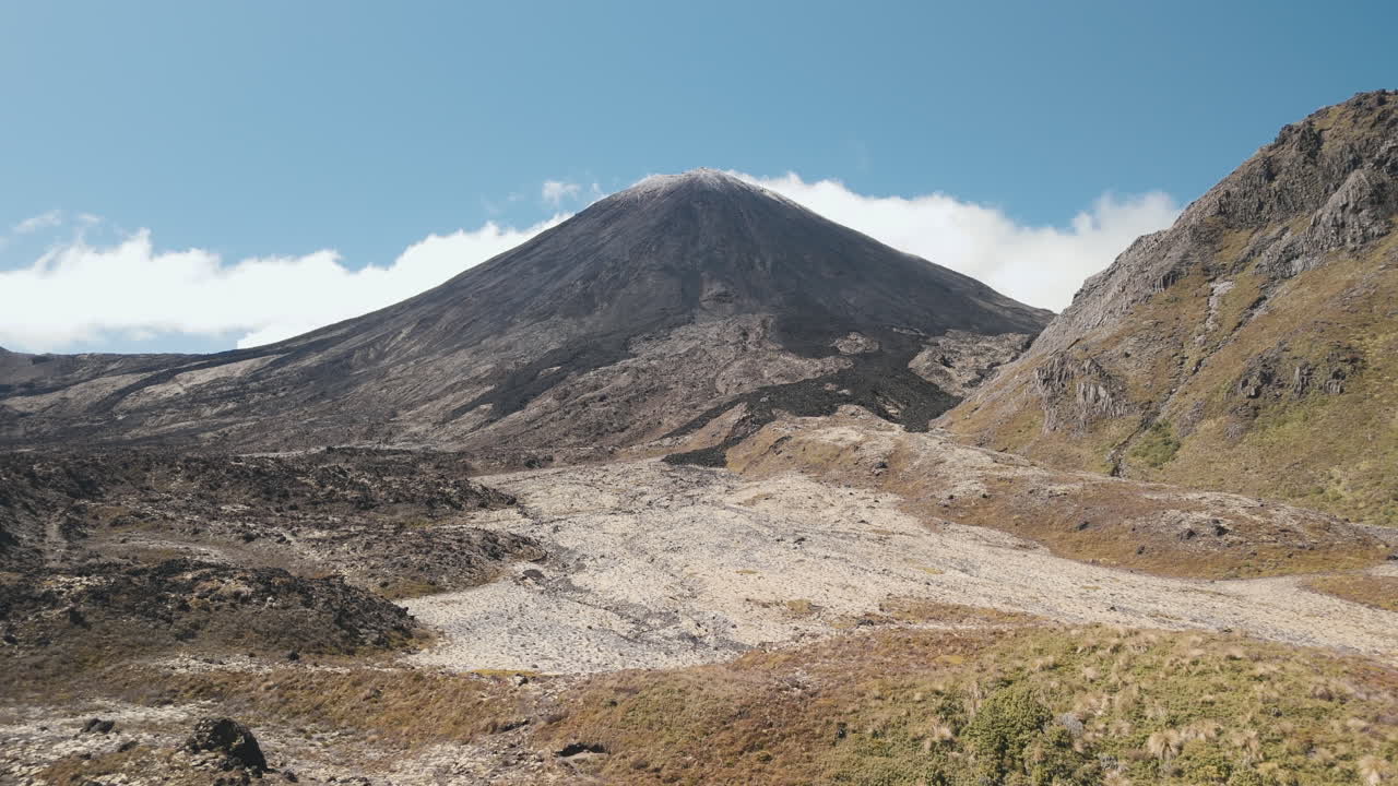 paisaje montañoso volcánico