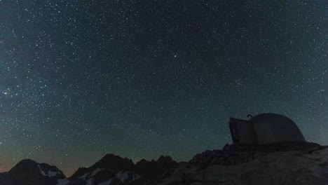 Estrellas-Moviéndose-En-El-Hermoso-Cielo-Nocturno-Claro---Hotel-Cabaña-Verónica-En-España---Lapso-De-Tiempo