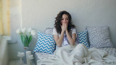 mujer en la cama