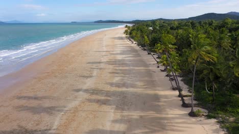 Hermosa-Antena-De-Mission-Beach-Con-Sombras-De-Palmeras-En-La-Arena,-Queensland,-Australia