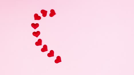 pequeños corazones haciendo grandes corazones para el día de san valentín.