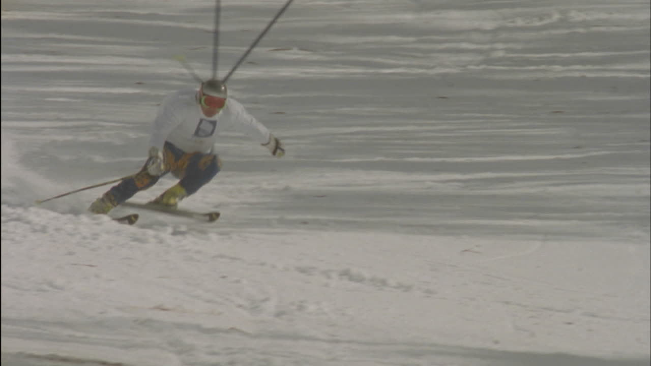 한 남자가 슬라롬 코스를 통해 언덕 아래로 경주