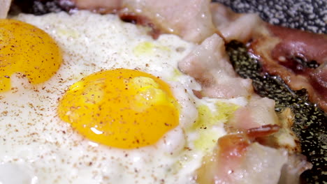 cocinar huevos y tocino en aceite