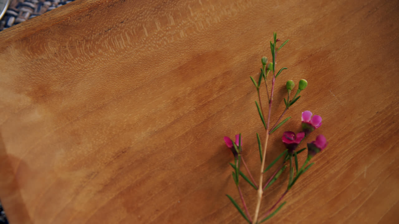 varios cubiertos en la mesa 4k