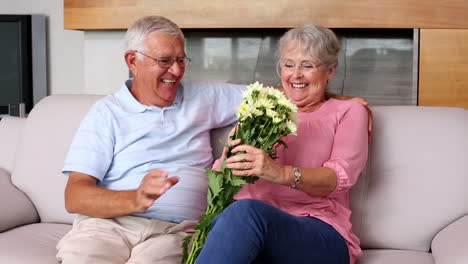 Hombre-Mayor,-Sorprendente,-Compañero,-Con,-Flores,-En,-El,-Sofá-