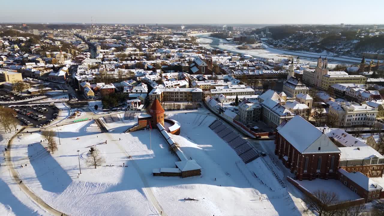 Vinterlig Hansastilby på solrik dag, oversikt med drone.
