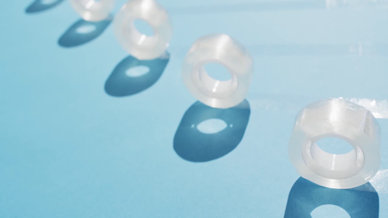 파란색 배경에 다수의 명확한 셀테이프의 클로즈업 비디오