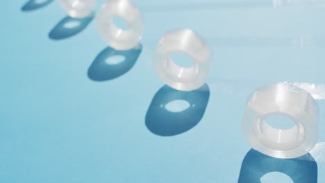 video de primer plano de varias cintas de venta claras sobre fondo azul