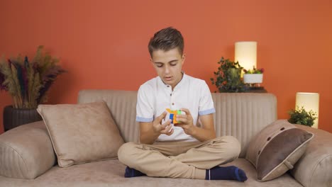 un niño valiente y seguro de sí mismo.