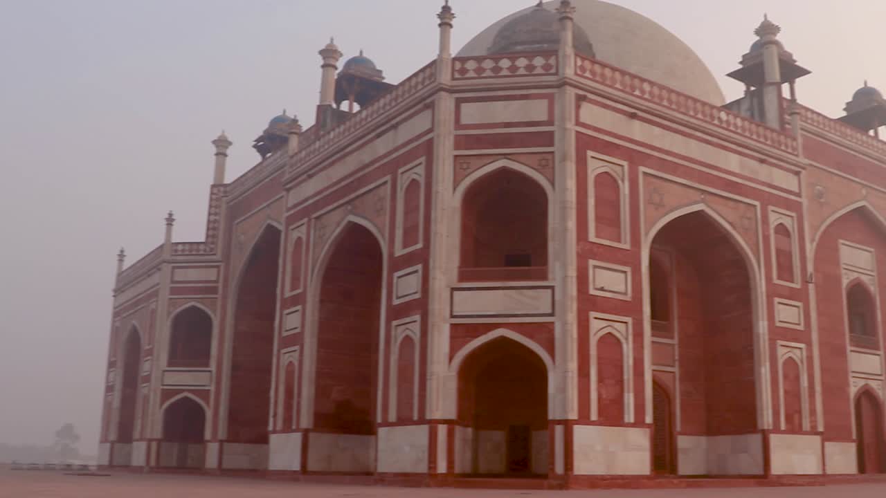 la tomba di humayun al mattino nebbioso da una prospettiva unica è stata scattata a delhi india