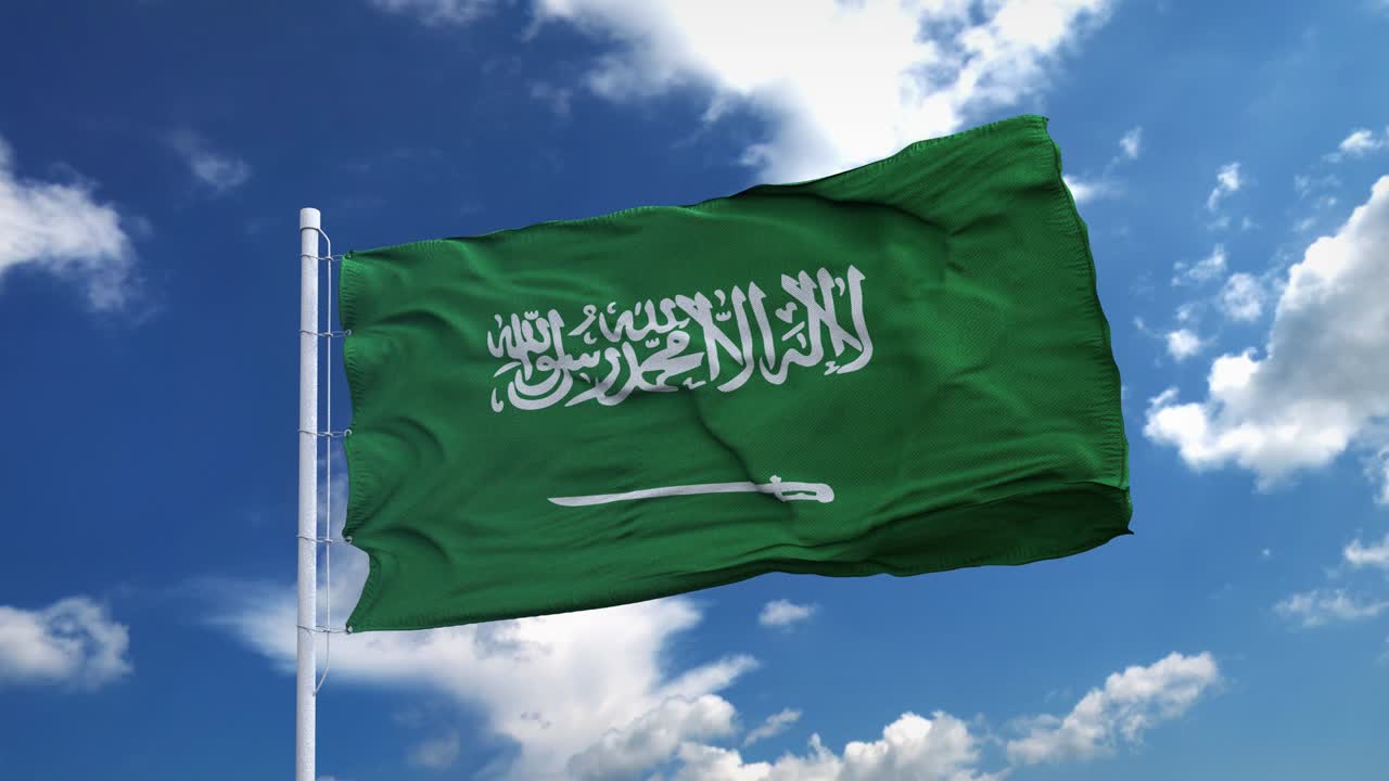 Bandiera realistica dell'Arabia Saudita che sventola al vento contro un cielo blu intenso. Loop continuo con texture del tessuto altamente dettagliata, risoluzione 4k.