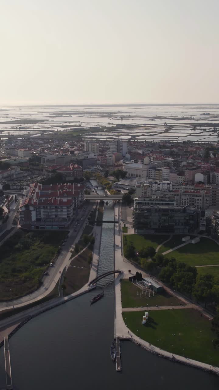 Ripresa aerea verticale in allontanamento dai canali urbani della Ria de Aveiro verso la laguna in Portogallo