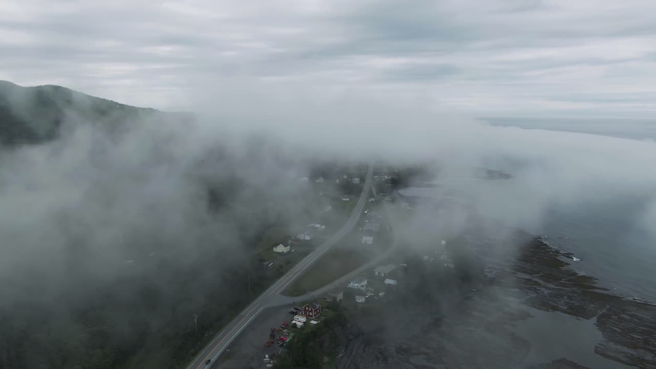안개 낀 아침까지 캐나다 퀘벡 가스페 반도의 시크 초크 산 옆 마을과 도로를 덮고 있는 구름