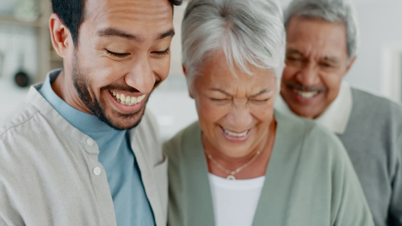 셀피, 행복한 가족과 집에서 사랑으로 웃음